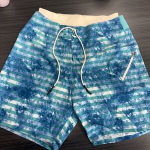 Lululemon mens 7” Athletica Blue Tie-Dye striped print swim trunk Shorts Sz M
